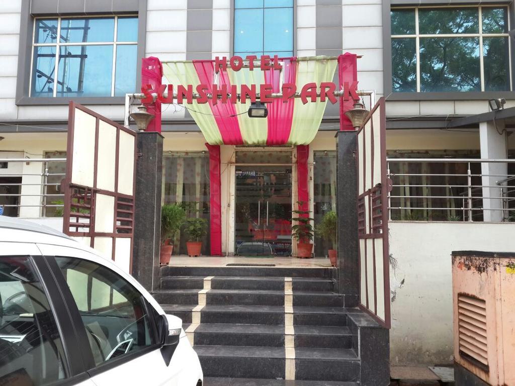 Hotel Sunshine Park -- Near Anand Vihar Terminal Ghaziabad Dış mekan fotoğraf